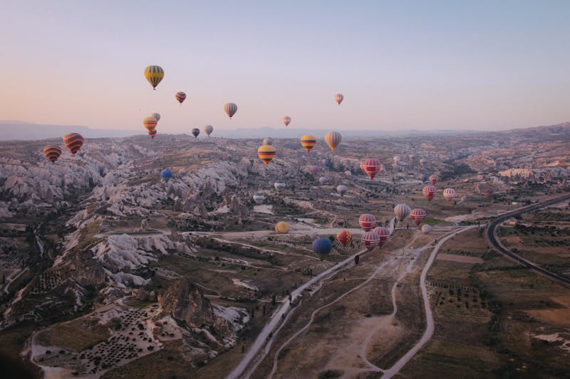 Voyageur avec un sac à dos contemplant un paysage méditerranéen depuis un belvédère