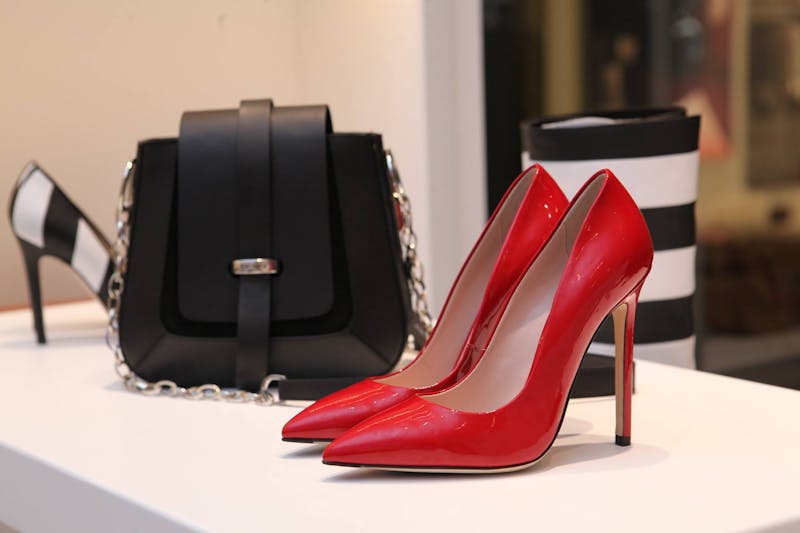 Paire de chaussures confortables en cuir souple posée sur un parquet en bois clair