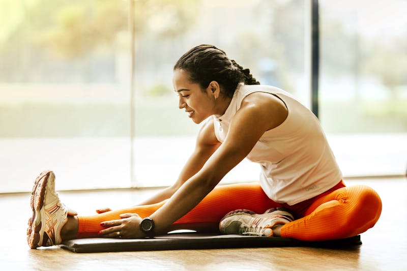 Personne utilisant un rouleau de massage en mousse sur les muscles des jambes dans un salon