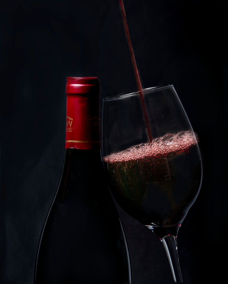 Bouteilles de vin traditionnel français alignées dans une cave de vigneron