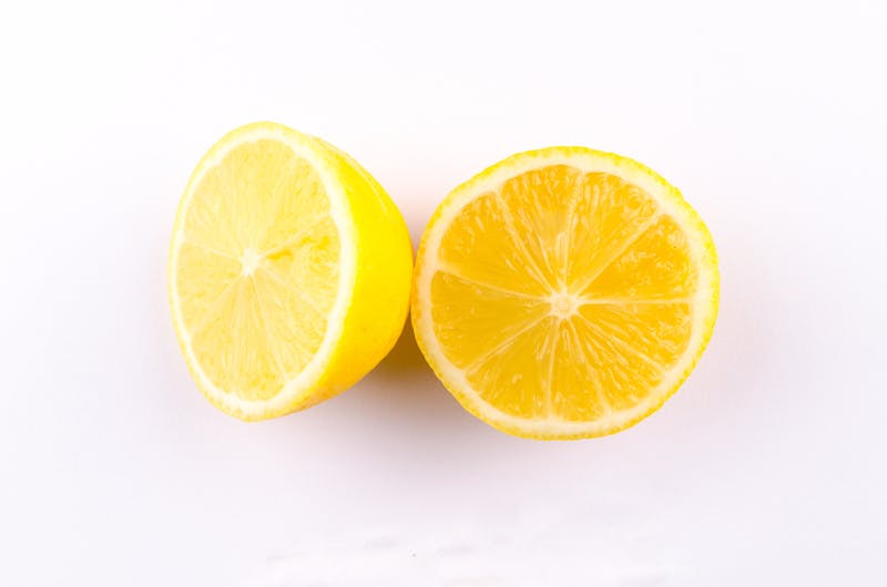 Citronnier en pot chargé de citrons jaunes mûrs sur une terrasse ensoleillée