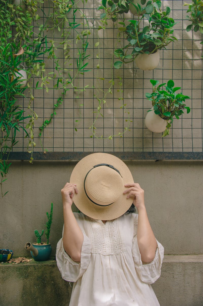 Balancelle de jardin trois places avec coussins installée sur une terrasse ensoleillée