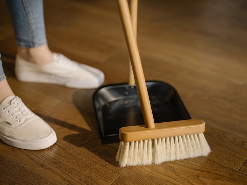 Aspirateur de table compact aspirant des miettes sur un bureau en bois