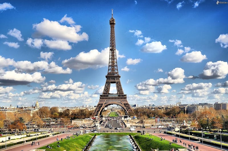 Vue panoramique de Paris avec ses immeubles haussmanniens et toits en zinc