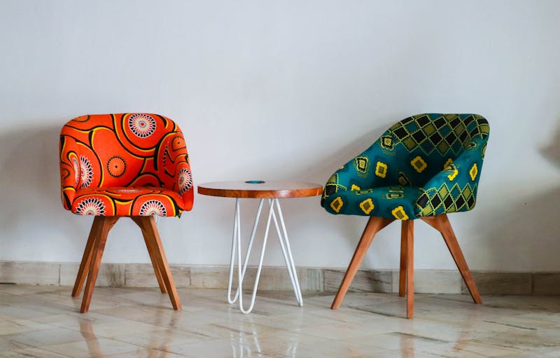 Commode en bois en cours de customisation avec peinture et nouveaux boutons