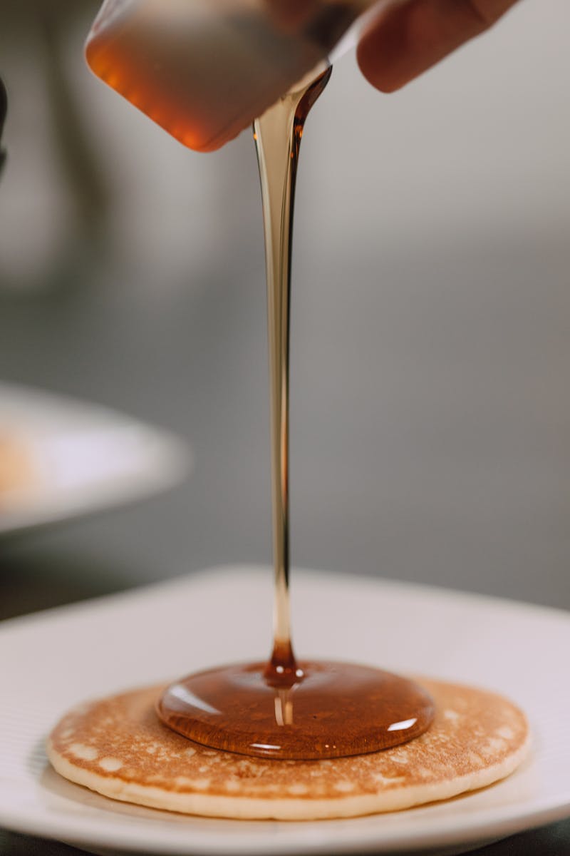 Sirop d'érable versé sur un pancake