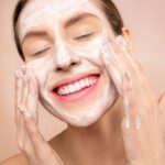 Femme appliquant un masque collagène coréen sur le visage