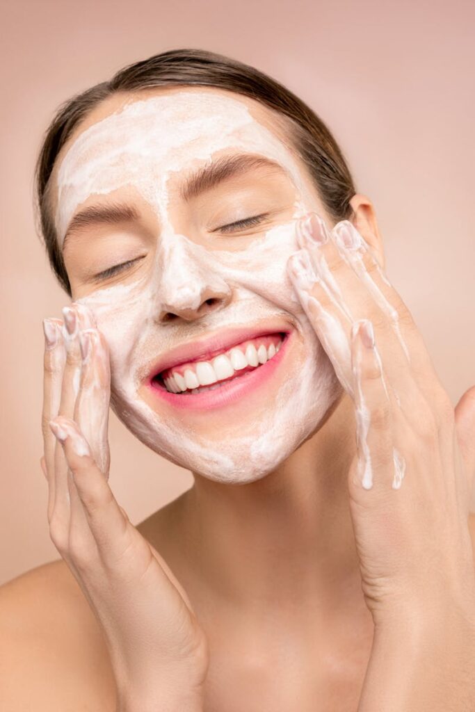 Femme appliquant un masque collagène coréen sur le visage