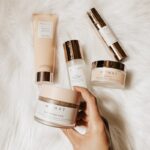 Application de sérum liftant sur le visage