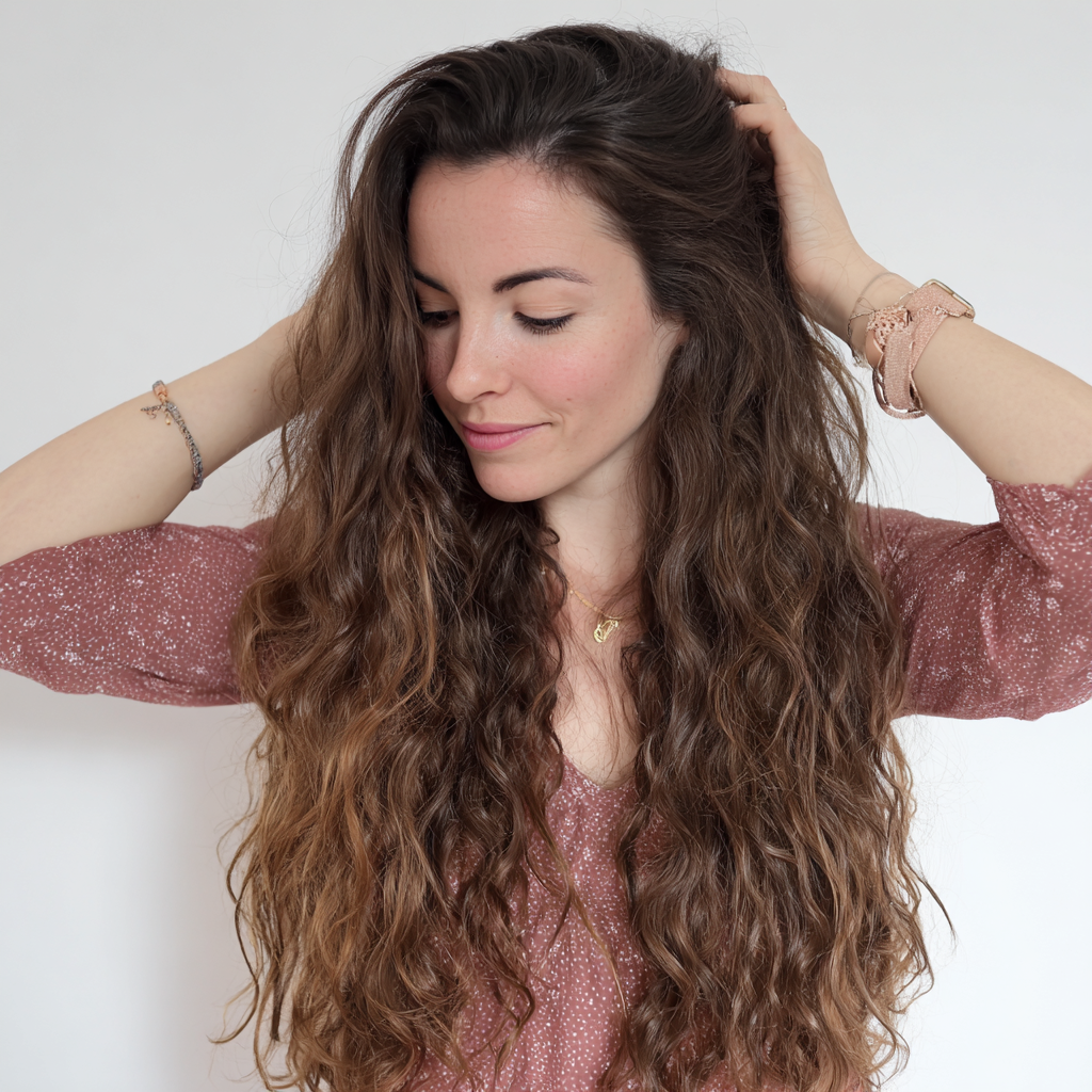 Femme utilisant la technique du plopping pour sécher ses cheveux naturellement