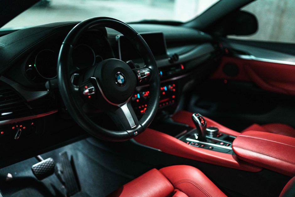 Moteur turbo diesel BMW F10 sous le capot lors d'une révision d'entretien