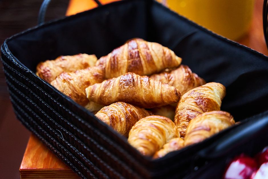 Vitrine d'une boulangerie parisienne avec pains traditionnels et viennoiseries artisanales exposées