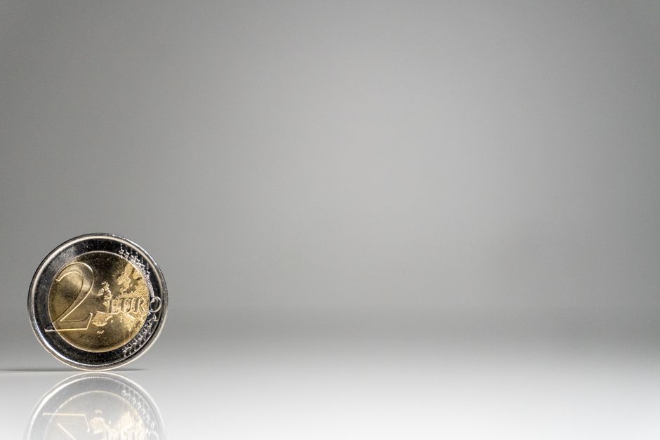 Comparaison de trois pièces de 2 euros rares côte à côte, montrant les différences de design entre la pièce commémorative de Monaco, celle de la Grèce et une édition spéciale de Saint-Marin