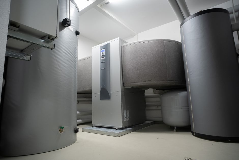 Sèche-linge pompe à chaleur moderne avec affichage numérique, tambour de grande capacité et boutons de contrôle tactiles