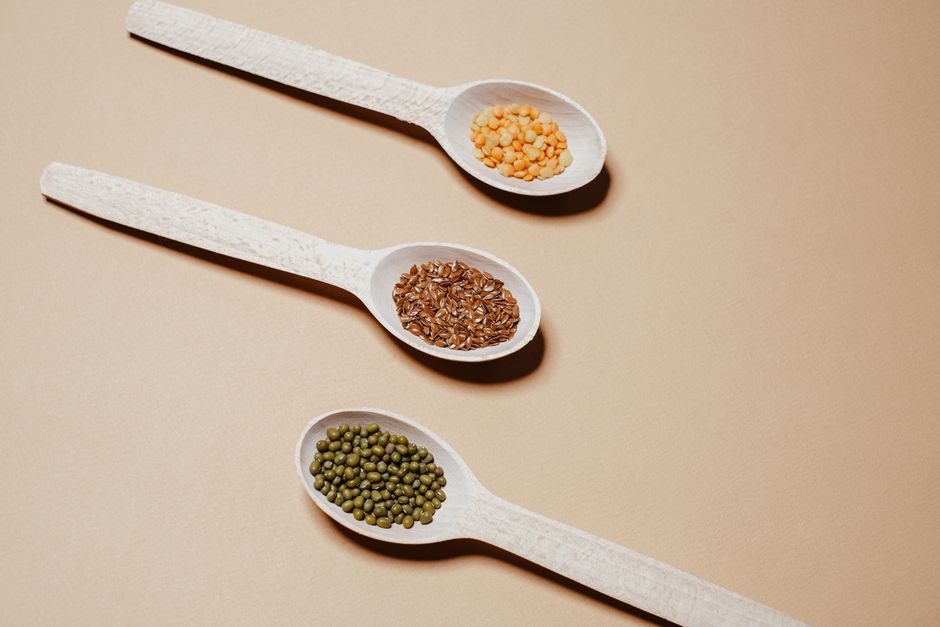 Bol de pois cassés jaunes secs avant la cuisson pour préparer une purée traditionnelle